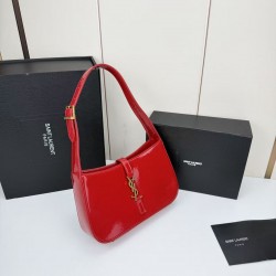 210 this YSL hobo patent leather armpit bag first let's talk about the value of this bag, let's talk about the black and gold with simple design style whether it is a daily outing or to participate in the evening party can be easily managed secondly, the 