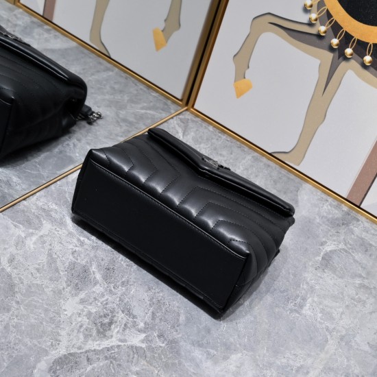 250 silver buckleSaint Laurent's classic and legendary combination of fashion and romanceYSL's original leather pattern is rich in such attributesI can't tell you how fascinating it is, but there is a kind of magic that can draw you inIt is a basic necess