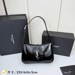 210 this YSL hobo patent leather armpit bag first let's talk about the value of this bag, let's talk about the black and gold with simple design style whether it is a daily outing or to participate in the evening party can be easily managed secondly, the 