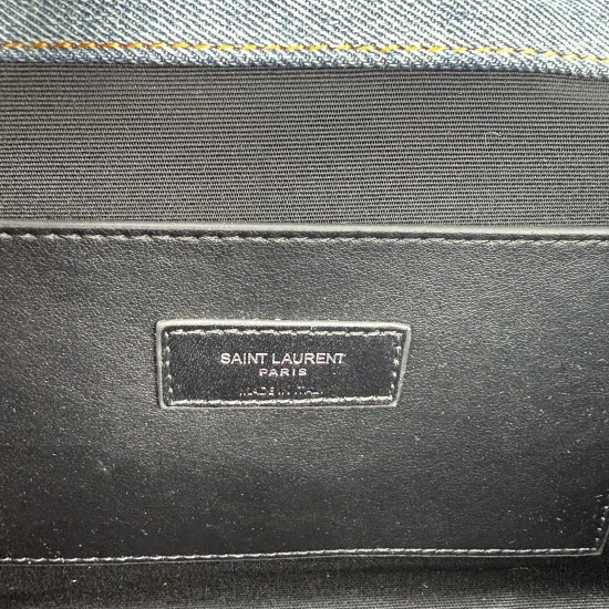 230 YSL denim envelope bag silver Logo is too poke heart Denim rivets collision is also too cool it casually a clip is lazy French style spring and summer back it out of the door directly asked burst Envelope bag design thin and light can be loaded with a