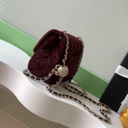 650 25a beauty diamond ball cf velvet bag how can be so good looking velvet texture is also advanced even if you have seen countless chanel still can sink at a glance this bag diamond ball on each diamond is very delicate a lot of people say that the velv