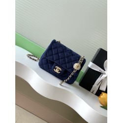 650 25a beauty diamond ball cf velvet bag how can be so good looking velvet texture is also advanced even if you have seen countless chanel still can sink at a glance this bag diamond ball on each diamond is very delicate a lot of people say that the velv