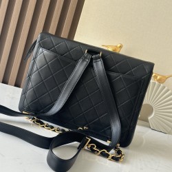 1200 Bei sister-in-law same Chanel absolute large gold buckle backpack bag spot Chanel Classic Flap Bag is the old master took over Chanel in 1983 after the design of Ms. Chanel slightly modified re-launched the work is also the old master himself the mos