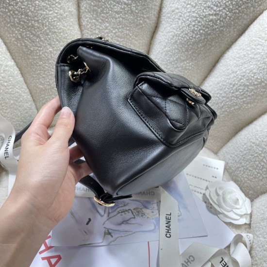 730 Black Cowhide Plain Large 23P Super hot double backpack in kind is very small and about the same size as the old duma color color no doubt or premium models are very difficult to buy bitter on the body is very good with the very durable absolutely wil