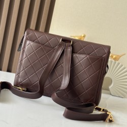 1200 Bei sister-in-law same Chanel absolute large gold buckle backpack bag spot Chanel Classic Flap Bag is the old master took over Chanel in 1983 after the design of Ms. Chanel slightly modified re-launched the work is also the old master himself the mos