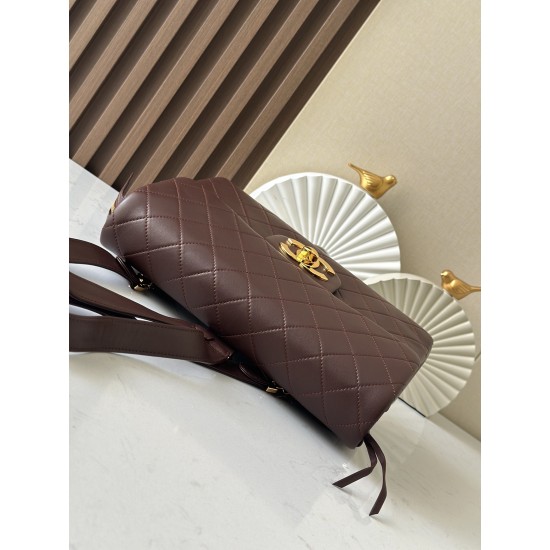 1200 Bei sister-in-law same Chanel absolute large gold buckle backpack bag spot Chanel Classic Flap Bag is the old master took over Chanel in 1983 after the design of Ms. Chanel slightly modified re-launched the work is also the old master himself the mos