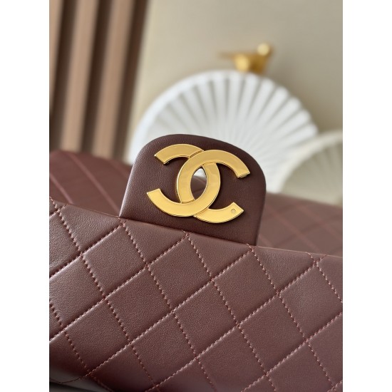 1200 Bei sister-in-law same Chanel absolute large gold buckle backpack bag spot Chanel Classic Flap Bag is the old master took over Chanel in 1983 after the design of Ms. Chanel slightly modified re-launched the work is also the old master himself the mos