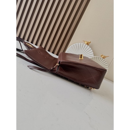 1200 Bei sister-in-law same Chanel absolute large gold buckle backpack bag spot Chanel Classic Flap Bag is the old master took over Chanel in 1983 after the design of Ms. Chanel slightly modified re-launched the work is also the old master himself the mos