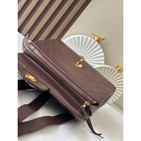 1200 Bei sister-in-law same Chanel absolute large gold buckle backpack bag spot Chanel Classic Flap Bag is the old master took over Chanel in 1983 after the design of Ms. Chanel slightly modified re-launched the work is also the old master himself the mos