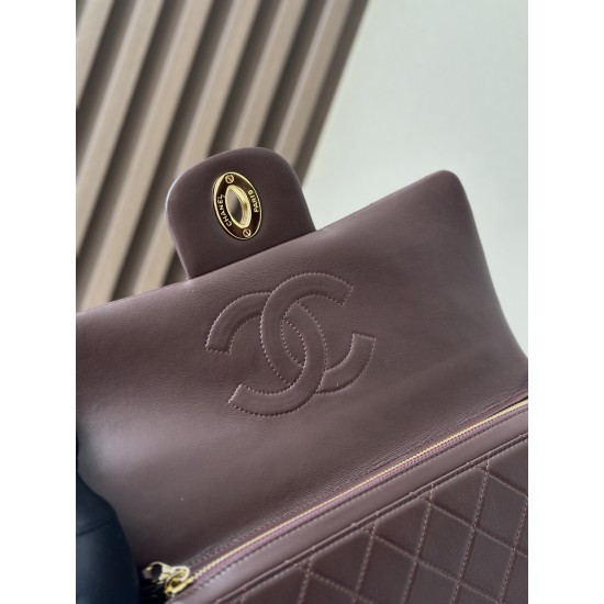 1200 Bei sister-in-law same Chanel absolute large gold buckle backpack bag spot Chanel Classic Flap Bag is the old master took over Chanel in 1983 after the design of Ms. Chanel slightly modified re-launched the work is also the old master himself the mos