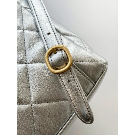860 Chanel 25k Silver Shoulder Bag Super cool silver is also a color that has been out for many seasons Enough to hold a sense of fashionable atmosphere Small school bag with good capacity Shoulder strap with adjustable position Suction buckle pocket on t