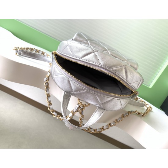 860 Chanel 25k Silver Shoulder Bag Super cool silver is also a color that has been out for many seasons Enough to hold a sense of fashionable atmosphere Small school bag with good capacity Shoulder strap with adjustable position Suction buckle pocket on t