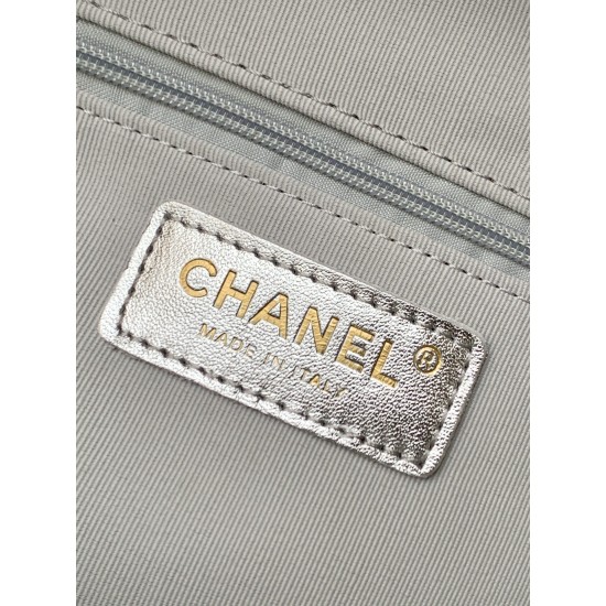 860 Chanel 25k Silver Shoulder Bag Super cool silver is also a color that has been out for many seasons Enough to hold a sense of fashionable atmosphere Small school bag with good capacity Shoulder strap with adjustable position Suction buckle pocket on t