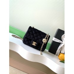 650 25a beauty diamond ball cf velvet bag how can be so good looking velvet texture is also advanced even if you have seen countless chanel still can sink at a glance this bag diamond ball on each diamond is very delicate a lot of people say that the velv