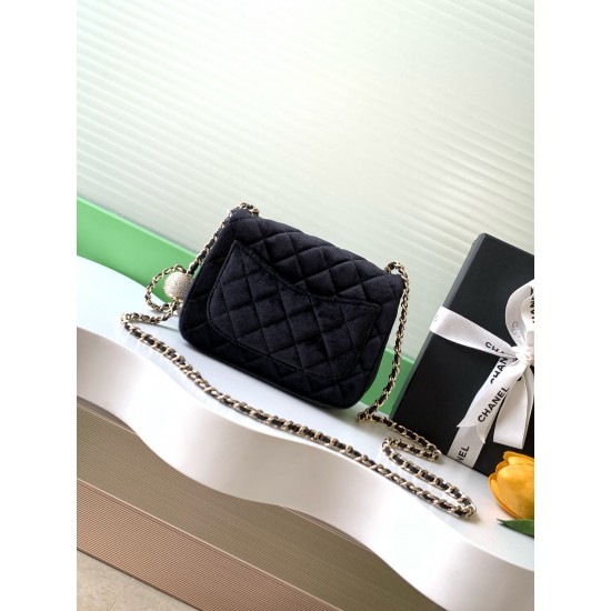 650 25a beauty diamond ball cf velvet bag how can be so good looking velvet texture is also advanced even if you have seen countless chanel still can sink at a glance this bag diamond ball on each diamond is very delicate a lot of people say that the velv
