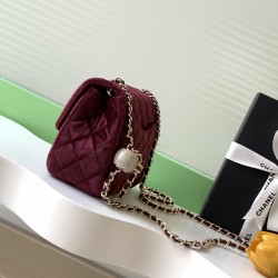 650 25a beauty diamond ball cf velvet bag how can be so good looking velvet texture is also advanced even if you have seen countless chanel still can sink at a glance this bag diamond ball on each diamond is very delicate a lot of people say that the velv