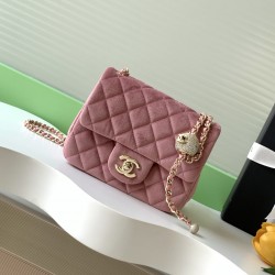 650 25a beauty diamond ball cf velvet bag how can be so good looking velvet texture is also advanced even if you have seen countless chanel still can sink at a glance this bag diamond ball on each diamond is very delicate a lot of people say that the velv