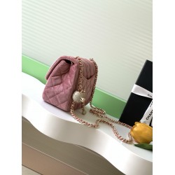 650 25a beauty diamond ball cf velvet bag how can be so good looking velvet texture is also advanced even if you have seen countless chanel still can sink at a glance this bag diamond ball on each diamond is very delicate a lot of people say that the velv