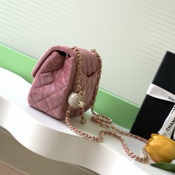 650 25a beauty diamond ball cf velvet bag how can be so good looking velvet texture is also advanced even if you have seen countless chanel still can sink at a glance this bag diamond ball on each diamond is very delicate a lot of people say that the velv