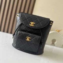 950 Upgrade Back in stock ChaneVintage shoulder bag It is no exaggeration to say that this is a vintage backpack that can be passed on to future generations Classic double c logo diamond pattern with gold metal Leather chain shoulder strap texture full of