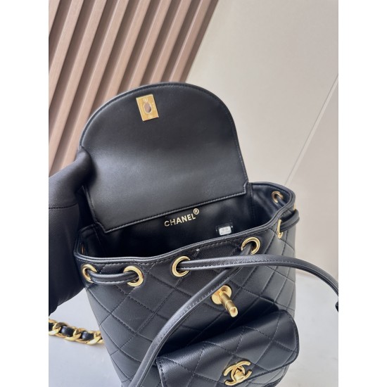 950 Upgrade Back in stock ChaneVintage shoulder bag It is no exaggeration to say that this is a vintage backpack that can be passed on to future generations Classic double c logo diamond pattern with gold metal Leather chain shoulder strap texture full of