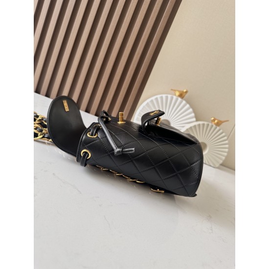 950 Upgrade Back in stock ChaneVintage shoulder bag It is no exaggeration to say that this is a vintage backpack that can be passed on to future generations Classic double c logo diamond pattern with gold metal Leather chain shoulder strap texture full of