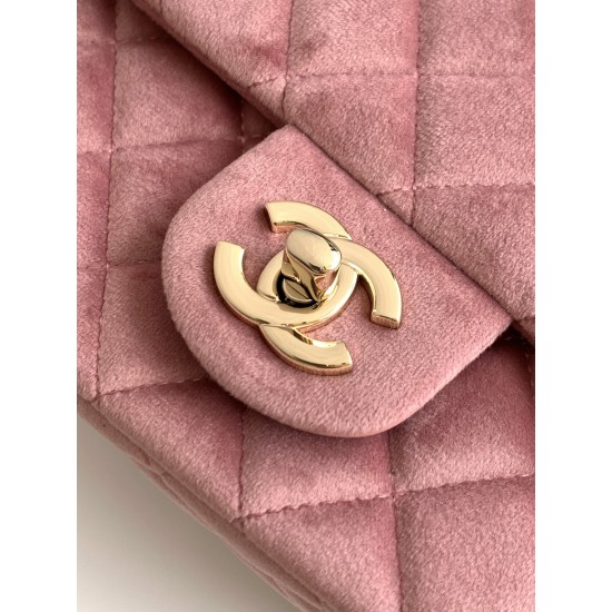 680 25a beauty diamond ball cf velvet bag how can be so good looking velvet texture is also advanced even if you have seen countless chanel still can sink at a glance this bag diamond ball on each diamond is very delicate a lot of people say that the velv