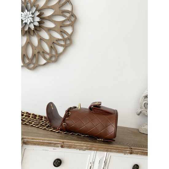 950 In stock ChaneVintage Shoulder Bag It's no exaggeration to say that this is a vintage backpack that can be passed on to future generations Classic double c logo diamond plaid with gold metal Leather chain shoulder straps textured lambskin leather is s