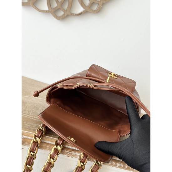 950 In stock ChaneVintage Shoulder Bag It's no exaggeration to say that this is a vintage backpack that can be passed on to future generations Classic double c logo diamond plaid with gold metal Leather chain shoulder straps textured lambskin leather is s