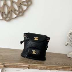 850 In stock ChaneVintage Shoulder Bag Black Sheepskin It is no exaggeration to say that this is a vintage backpack that can be passed on to future generations Classic double c logo diamond pattern with gold metal Leather chain shoulder straps texture ful