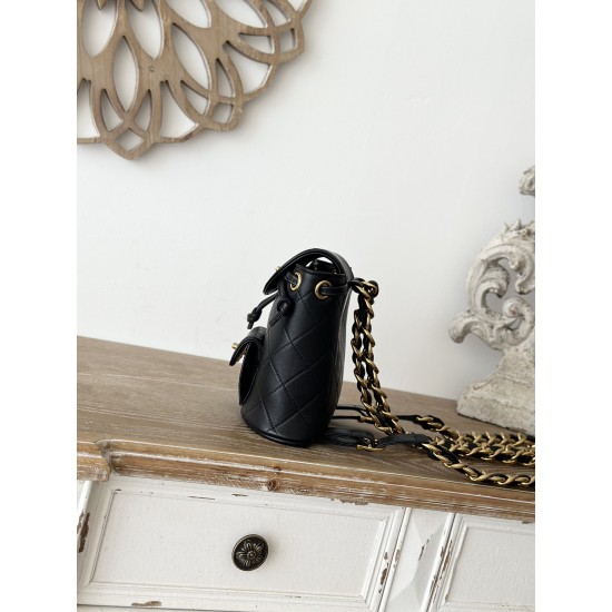 850 In stock ChaneVintage Shoulder Bag Black Sheepskin It is no exaggeration to say that this is a vintage backpack that can be passed on to future generations Classic double c logo diamond pattern with gold metal Leather chain shoulder straps texture ful