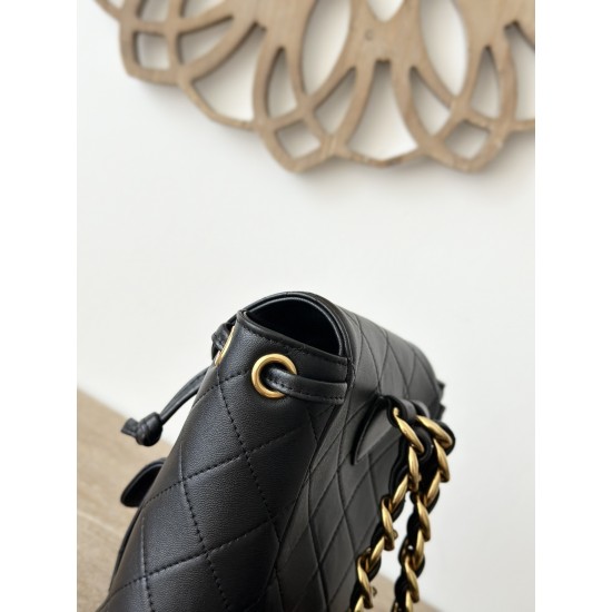 850 In stock ChaneVintage Shoulder Bag Black Sheepskin It is no exaggeration to say that this is a vintage backpack that can be passed on to future generations Classic double c logo diamond pattern with gold metal Leather chain shoulder straps texture ful