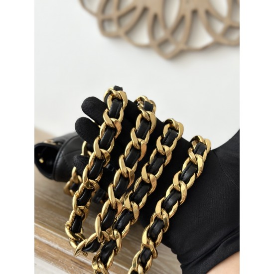 850 In stock ChaneVintage Shoulder Bag Black Sheepskin It is no exaggeration to say that this is a vintage backpack that can be passed on to future generations Classic double c logo diamond pattern with gold metal Leather chain shoulder straps texture ful