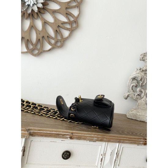 850 In stock ChaneVintage Shoulder Bag Black Sheepskin It is no exaggeration to say that this is a vintage backpack that can be passed on to future generations Classic double c logo diamond pattern with gold metal Leather chain shoulder straps texture ful