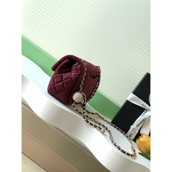 680 25a beauty diamond ball cf velvet bag how can be so good looking velvet texture is also advanced even if you have seen countless chanel can still sink at a glance this bag diamond ball on each diamond is very delicate a lot of people say that the velv
