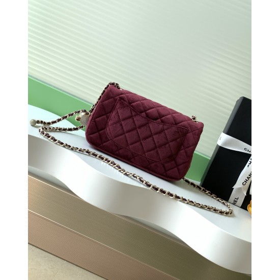 680 25a beauty diamond ball cf velvet bag how can be so good looking velvet texture is also advanced even if you have seen countless chanel can still sink at a glance this bag diamond ball on each diamond is very delicate a lot of people say that the velv