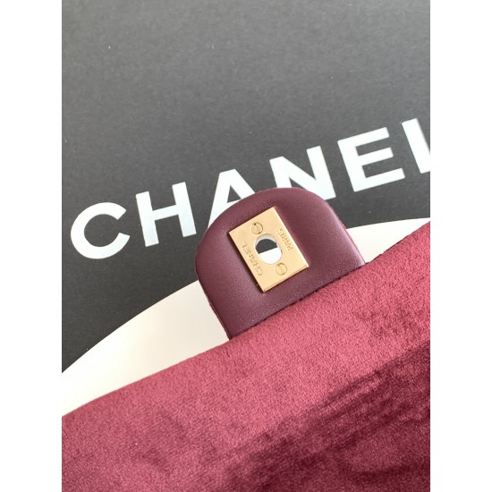680 25a beauty diamond ball cf velvet bag how can be so good looking velvet texture is also advanced even if you have seen countless chanel can still sink at a glance this bag diamond ball on each diamond is very delicate a lot of people say that the velv