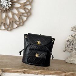 950 In stock ChaneVintage shoulder bag It is no exaggeration to say that this is a vintage backpack that can be passed on to future generations Classic double c logo diamond pattern with gold metal Leather chain shoulder straps texture full of lambskin le