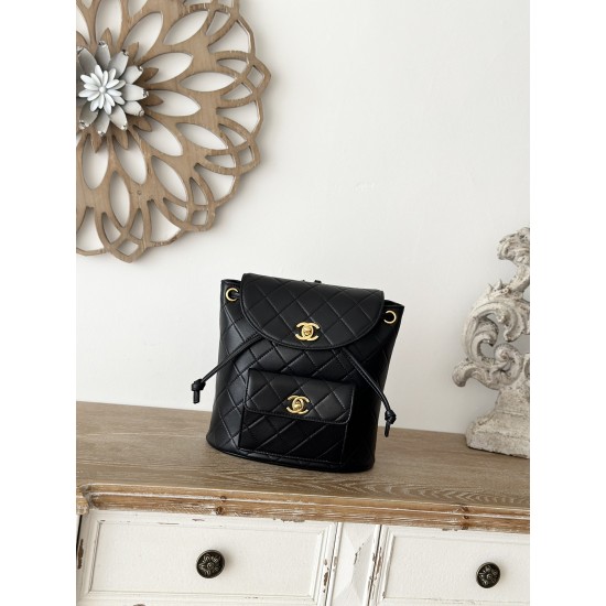 950 In stock ChaneVintage shoulder bag It is no exaggeration to say that this is a vintage backpack that can be passed on to future generations Classic double c logo diamond pattern with gold metal Leather chain shoulder straps texture full of lambskin le