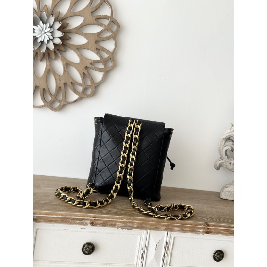 950 In stock ChaneVintage shoulder bag It is no exaggeration to say that this is a vintage backpack that can be passed on to future generations Classic double c logo diamond pattern with gold metal Leather chain shoulder straps texture full of lambskin le