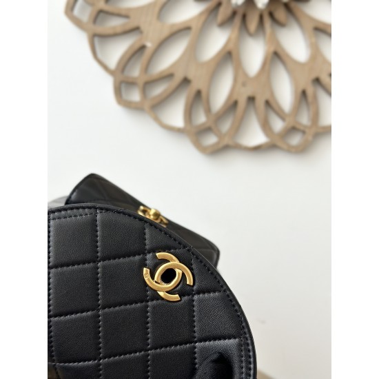 950 In stock ChaneVintage shoulder bag It is no exaggeration to say that this is a vintage backpack that can be passed on to future generations Classic double c logo diamond pattern with gold metal Leather chain shoulder straps texture full of lambskin le