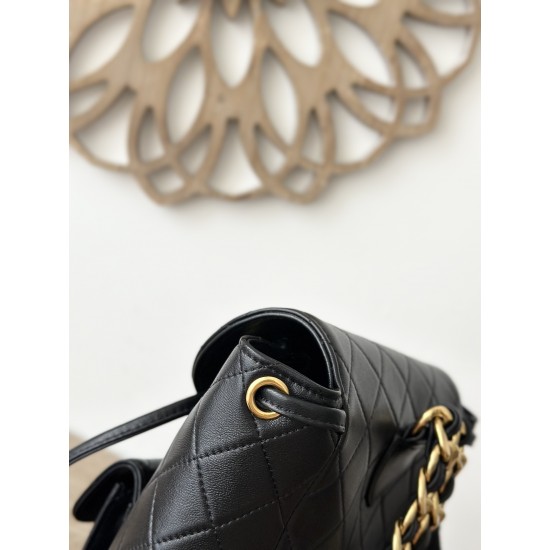 950 In stock ChaneVintage shoulder bag It is no exaggeration to say that this is a vintage backpack that can be passed on to future generations Classic double c logo diamond pattern with gold metal Leather chain shoulder straps texture full of lambskin le