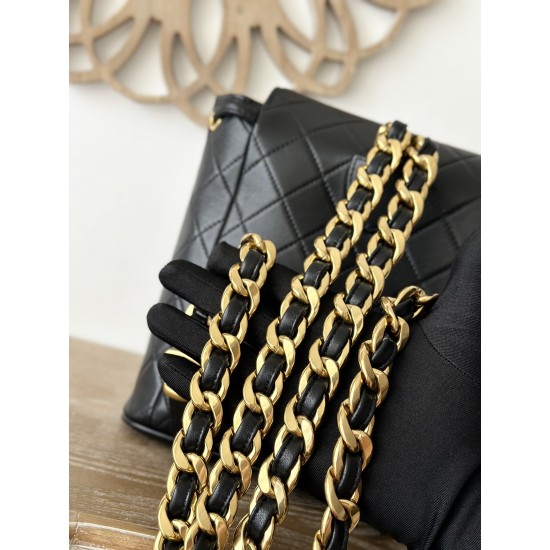 950 In stock ChaneVintage shoulder bag It is no exaggeration to say that this is a vintage backpack that can be passed on to future generations Classic double c logo diamond pattern with gold metal Leather chain shoulder straps texture full of lambskin le