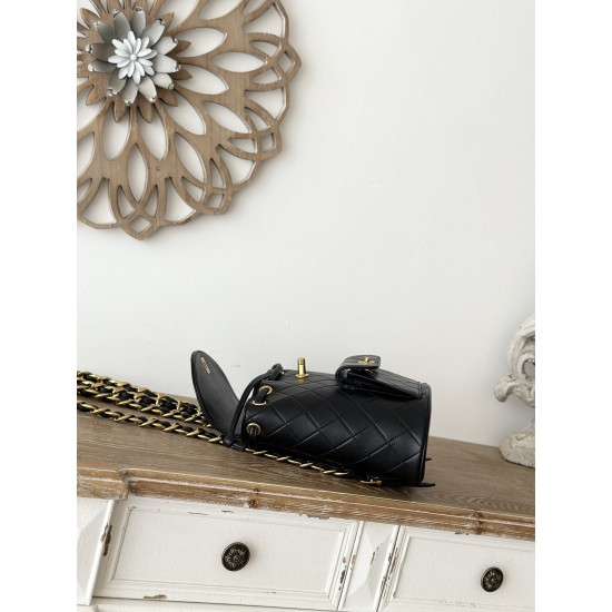 950 In stock ChaneVintage shoulder bag It is no exaggeration to say that this is a vintage backpack that can be passed on to future generations Classic double c logo diamond pattern with gold metal Leather chain shoulder straps texture full of lambskin le