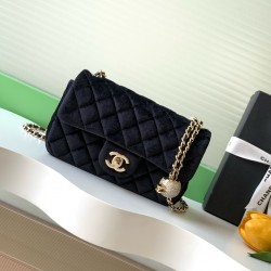 680 25a beauty diamond ball cf velvet bag how can be so good looking velvet texture is also advanced even if you have seen countless chanel still can sink at a glance this bag diamond ball on each diamond is very delicate a lot of people say that the velv
