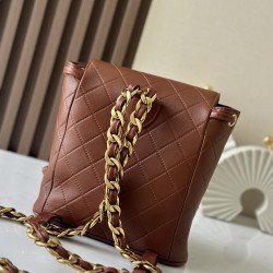 950 Upgrade back to stock ChaneVintage shoulder bag It's no exaggeration to say that this is a vintage backpack that can be passed on to future generations Classic double c logo diamond pattern with gold metal Leather chain shoulder strap texture full of 