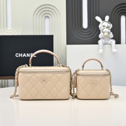 Fragrance grandmother's new box chain makeup bag is worthy of this year's popular models since the launch of this series has captured the hearts of too many girls small and cute on the body to reduce the age of good-looking body of the classic diamond pat