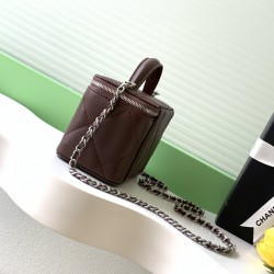 650 Chanel 25k large lattice box bag classic lattice pattern with caviar cowhide texture really no words hardware double C label exquisite and high-level handheld and chain shoulder back two kinds of back too poke me daily loaded with lipstick and powder 