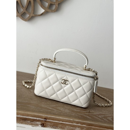 610 spot Chane new large chain makeup bag inside with a makeup mirror The new box bag actually added a handle to get the actual object was completely planted completely different temperament surprise stunning can be shoulder crossbody handheld can be load