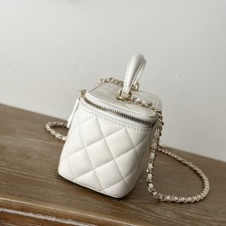 610 spot Chane new large chain makeup bag inside with a makeup mirror The new box bag actually added a handle to get the actual object was completely planted completely different temperament surprise stunning can be shoulder crossbody handheld can be load